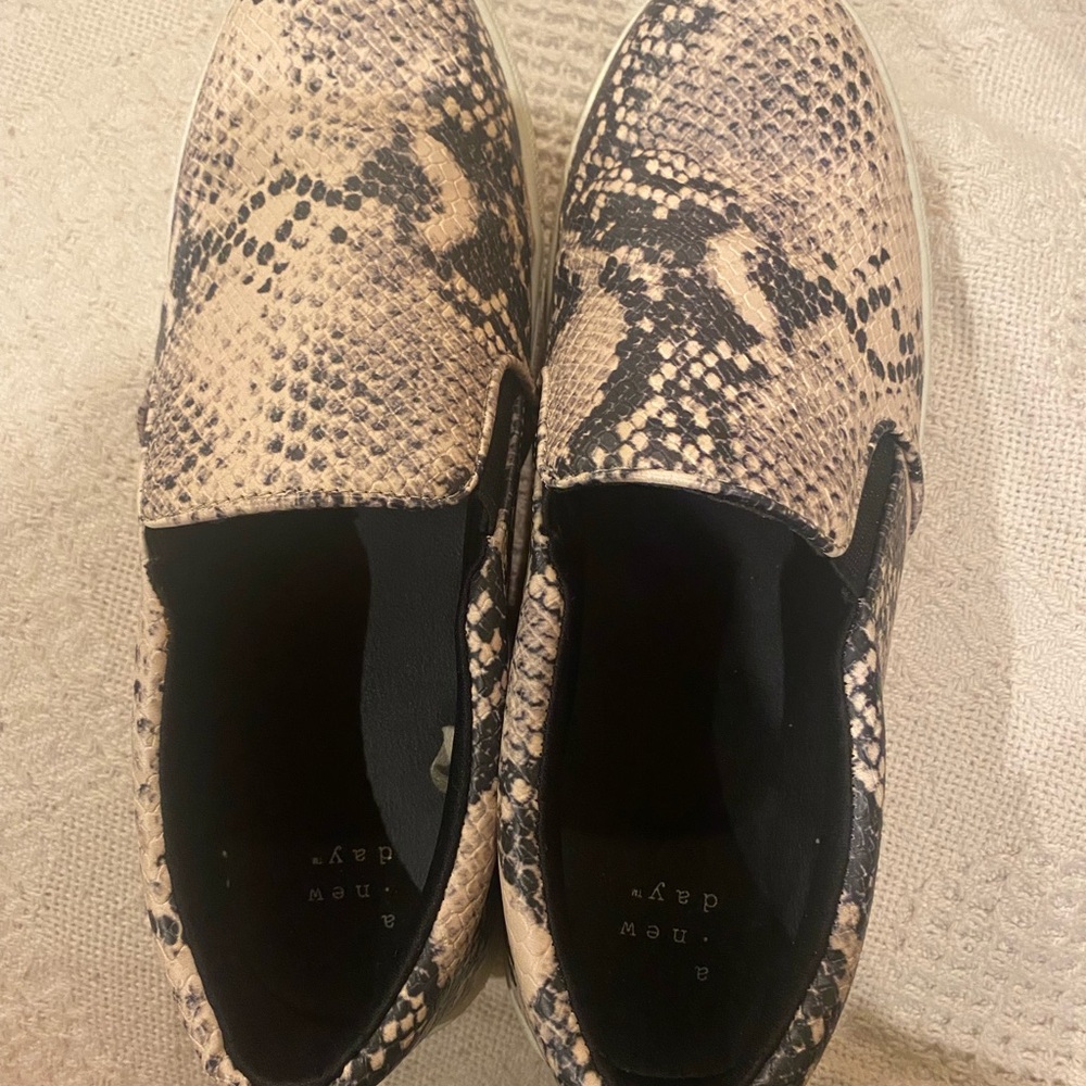 a new day Snake Print Slip-On Shoes - Black and Tan-Size 8 - Picture 2 of 7